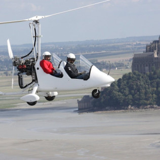 Vol sur le Mont Saint-Michel, sa Baie et les Falaises de Champeaux en Autogire (Le Val-Saint-Père, Manche - 50)
