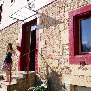 Nuit Insolite dans une Roulotte Bohème avec Dîner et Sauna et hammam privatif à la Maison du Bonheur (Anlhiac, Dordogne - 24)