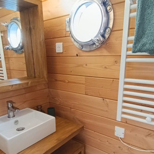 Séjour en Logement Insolite : Nuit sur La Toue Belle de Maine avec Petit-déjeuner (Angers, Maine-et-Loire- 49)