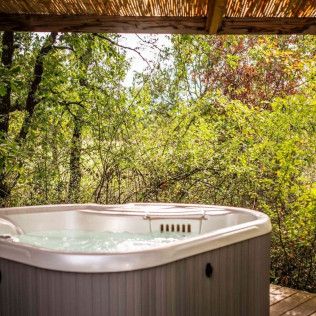 Séjour en Logement Insolite : Nuit dans une Bulle avec Petit-déjeuner et Spa Privatif au domaine Cœur de Bull (Cahuzac-sur-Vère, Tarn - 81)