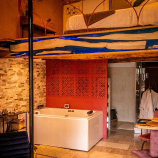 Séjour en Logement Insolite : Nuit en Love Room avec Petit-déjeuner et Spa Privatif au domaine Cœur de Bull (Cahuzac-sur-Vère, Occitanie - 81)