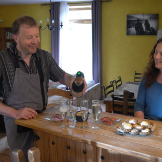 Nuit Insolite dans une Roulotte Bohème avec Dîner et Sauna et hammam privatif à la Maison du Bonheur (Anlhiac, Dordogne - 24)