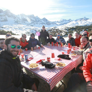 Escapade dans la Neige avec Dîner, Motoneige, Raquettes et Construction d'igloos (Huesca, Espagne)