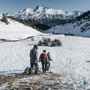 Escapade dans la Neige avec Dîner, Motoneige, Raquettes et Construction d'igloos (Huesca, Espagne)