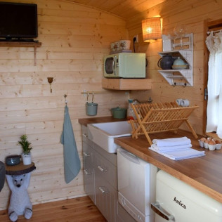 Séjour Insolite : Nuit avec Petit-déjeuner et Jacuzzi Privatif dans la Roulotte qui Chuchote (Neuilh, Occitanie - 65)