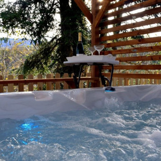 Séjour Insolite : Nuit avec Petit-déjeuner et Jacuzzi Privatif dans la Roulotte qui Chuchote (Neuilh, Occitanie - 65)