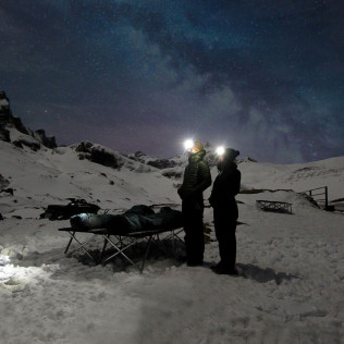 Escapade dans la Neige avec Dîner, Motoneige, Raquettes et Construction d'igloos (Huesca, Espagne)