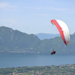 Vol en Parapente au-dessus du Lac du Bourget (Savoie - 73)