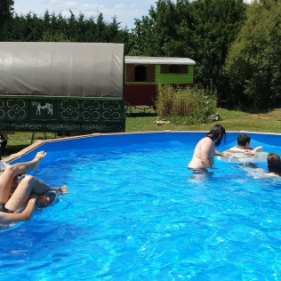 Nuit Insolite dans une Roulotte Bohème avec Dîner et Sauna et hammam privatif à la Maison du Bonheur (Anlhiac, Dordogne - 24)
