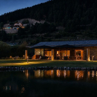 Séjour Romantique en Suite Junior avec Petit-déjeuner, Bouteille de Cava et Chocolat à Les Pardines 1819 Mountain Suites & SPA (Andorre)