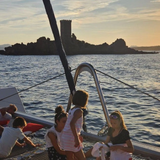 Sortie en Catamaran en Soirée “La Sunset Guinguette” (Hyères/ Marseille/ Saint-Raphaël/ Villeneuve-Loubet)