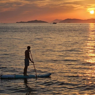 Sortie en Catamaran en Soirée “La Sunset Guinguette” (Hyères/ Marseille/ Saint-Raphaël/ Villeneuve-Loubet)