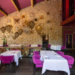 Séjour Romantique de 2 nuits avec Dîner et Visite de la Cave au Château et Village Castigno 5* (Assignan, Hérault - 34)