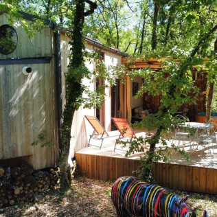Séjour en Logement Insolite : Nuit en Tiny House avec Petit-déjeuner et Spa Privatif au domaine Cœur de Bull (Cahuzac-sur-Vère, Occitanie - 81)