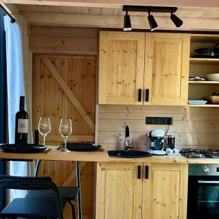 Séjour en Logement Insolite : Nuit en Tiny House avec Petit-déjeuner et Spa Privatif au domaine Cœur de Bull (Cahuzac-sur-Vère, Occitanie - 81)