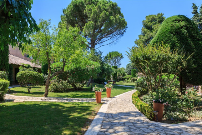 Séjour en Chambre Maison Classique avec Menu et Spa à l’Auberge de Cassagne 5* (Le Pontet, Vaucluse - 84)