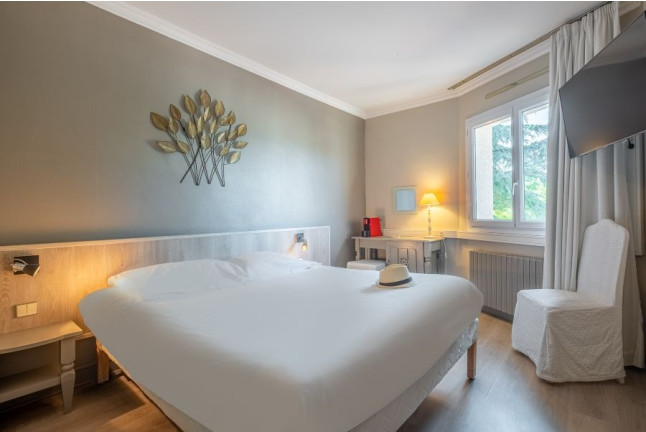 Week-end en amoureux : 2 Nuits en Chambre Supérieure avec Spa, Gourmandise et Vin à l'Hôtel Causse Comtal Rodez, The Originals Relais (Gages, Aveyron - 12) 