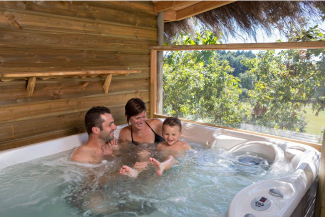 Séjour Insolite : Nuit dans une Cabane dans les arbres avec Dîner et Jacuzzi à l'Hôtel-Restaurant Auberge La Tomette (Vitrac, Cantal - 15) 
