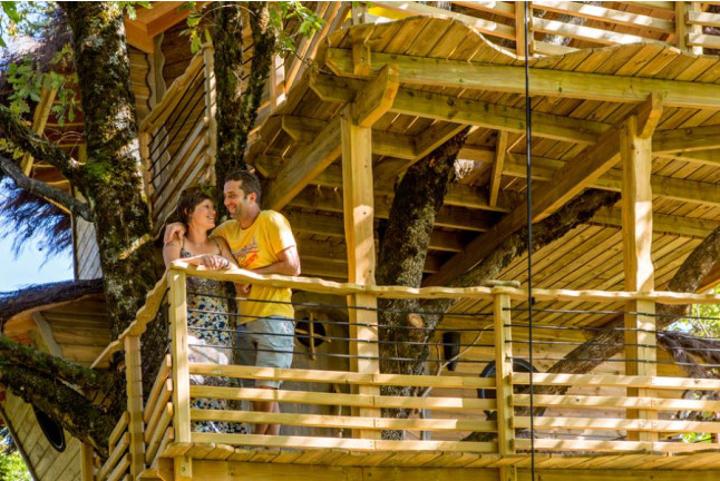 Séjour Insolite : Nuit dans une Cabane dans les arbres avec Dîner et Jacuzzi à l'Hôtel-Restaurant Auberge La Tomette (Vitrac, Cantal - 15) 