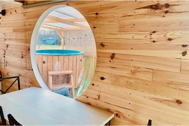 Séjour en Tiny House La Scarabane des Chassaing avec Jacuzzi Privatif (Sassenay, Saône-et-Loire - 71)