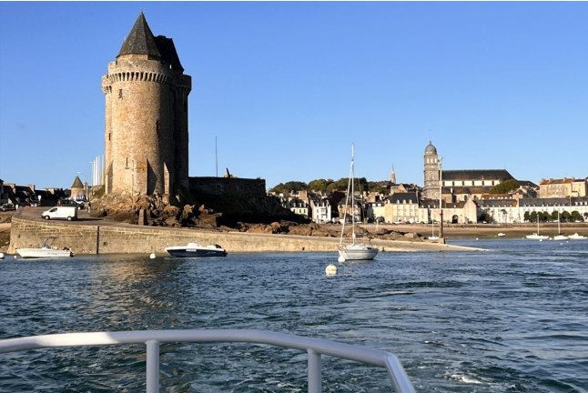 Balade en Mer avec Explications sur l’Histoire de Saint-Malo, Dégustation d'Huîtres et Vin Blanc (Saint-Malo, Ille-et-Vilaine - 35)