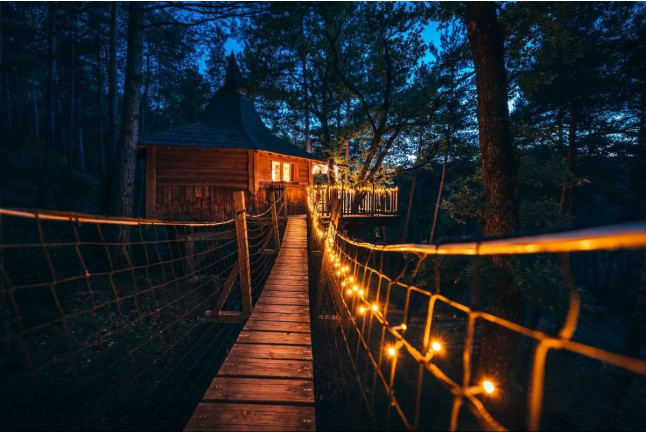 Séjour Insolite : Nuit dans une Cabane avec Petit-déjeuner et Spa Privatif à Alpinest (Serres, Hautes-Alpes - 05)