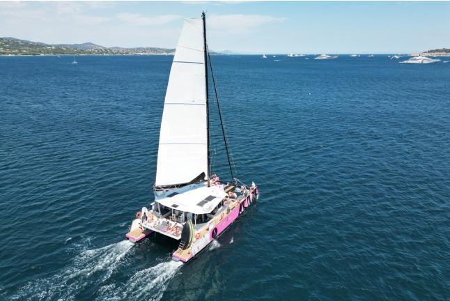 Découverte du Littoral en Catamaran d'une Demi-Journée avec Apéritif (Var - 83) 