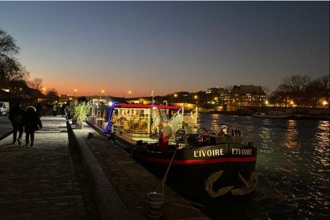Privatisation du Lounge au Centre de Flottaison Body Float et Croisière Restaurant Bistronomique sur la Seine pour deux (Paris, Île-de-France- 75)