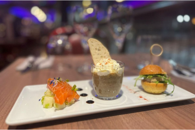 Privatisation du Lounge au Centre de Flottaison Body Float et Croisière Restaurant Bistronomique sur la Seine pour deux (Paris, Île-de-France- 75)