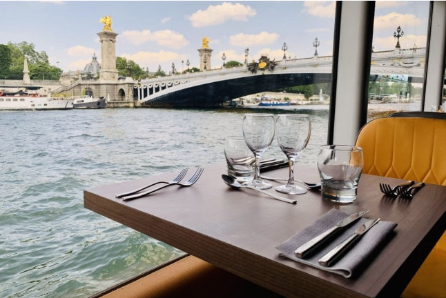 Privatisation du Lounge au Centre de Flottaison Body Float et Croisière Restaurant Bistronomique sur la Seine pour deux (Paris, Île-de-France- 75)
