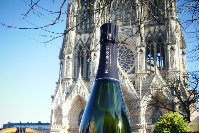 Sabrage de Champagne face à la Cathédrale Notre-Dame de Reims (Reims, Marne - 51)