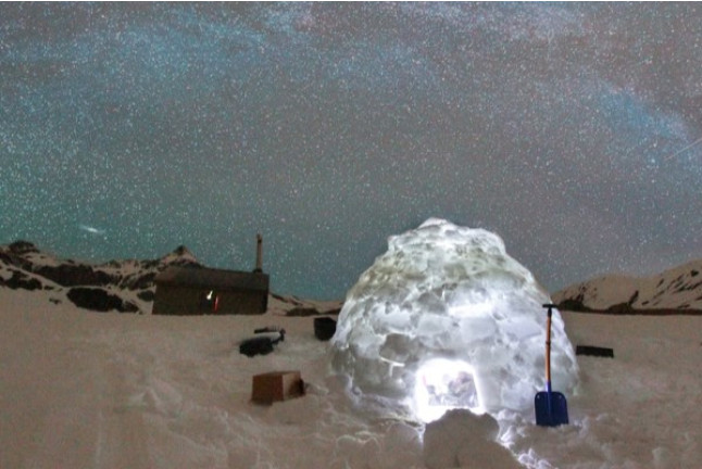 Escapade dans la Neige avec Dîner, Motoneige, Raquettes et Construction d'igloos (Huesca, Espagne)