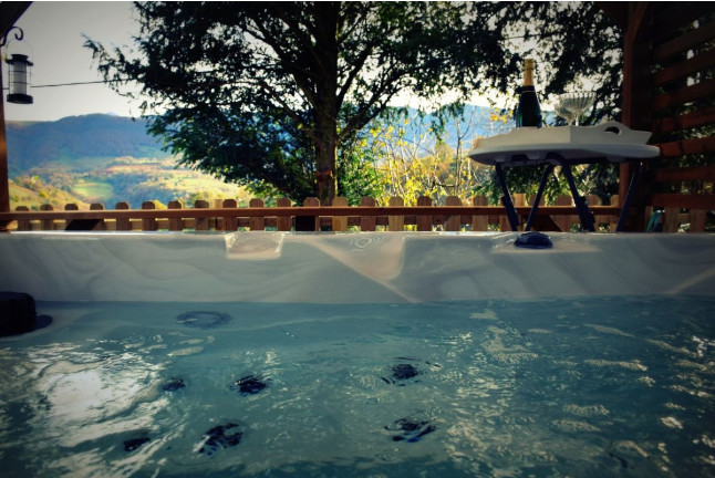 Séjour Insolite : 2 Nuits en Gîte avec Petit-déjeuner et Jacuzzi Privatif dans la Roulotte qui Chuchote (Neuilh, Hautes-Pyrénées- 65)