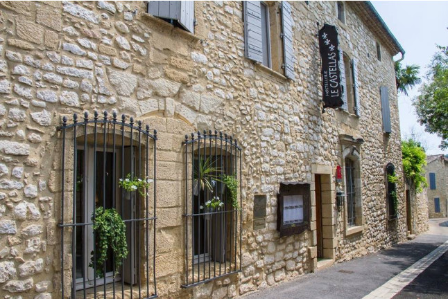 Séjour en Chambre Prestige avec Accès Piscine et Jacuzzi à l'Hostellerie du Castellas 4* (Collias, Gard - 30)