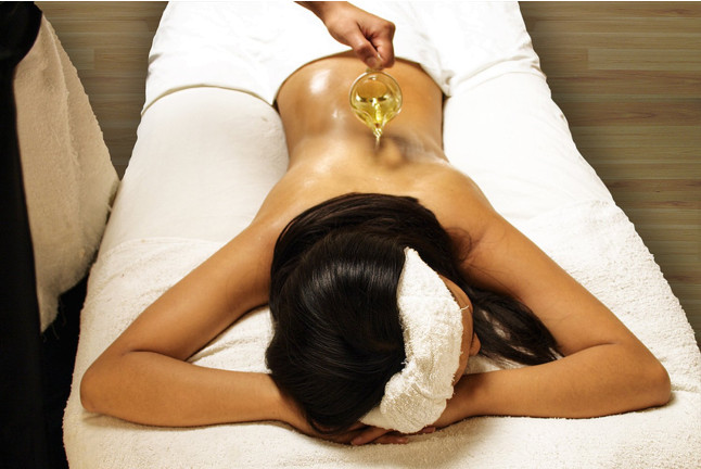 Massage Californien aux Huiles Chaudes Au Spa du Village (Paris, Île-de-France - 75)
