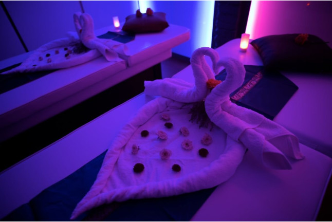 Croisière Restaurant sur la Seine et Hammam avec Massage à l’Huile & Pierres Chaudes pour deux au Saphir Thaï Spa (Paris, Île-de-France- 75)