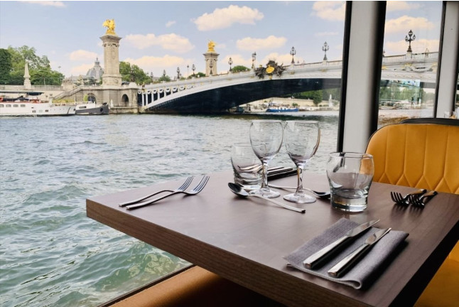 Croisière Restaurant sur la Seine et Hammam avec Massage à l’Huile & Pierres Chaudes pour deux au Saphir Thaï Spa (Paris, Île-de-France- 75)