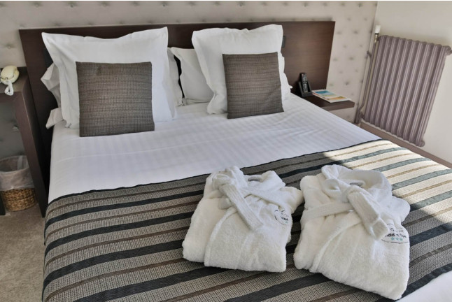 Séjour Romantique avec Spa à l'Hôtel le Galet et Excursion en Catamaran avec Apéritif pour deux (Morbihan - 56)