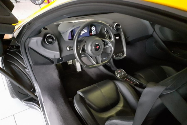 Stage de Pilotage McLaren 540C pour Enfants (12 circuits) 