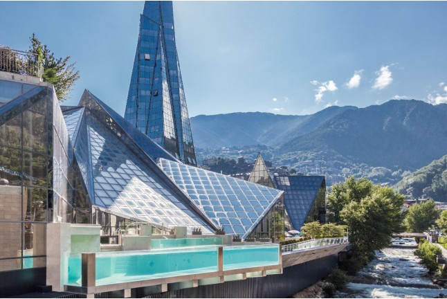 Accès Classique à Caldea et Nuit à l'Hôtel Xalet Besolí 3* pour deux (Andorre)