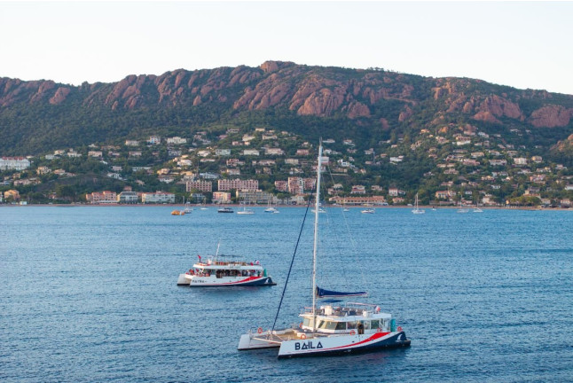 Sortie en Catamaran d’une Journée avec Repas (Var / Bouches-du-Rhône / Alpes-Maritimes)