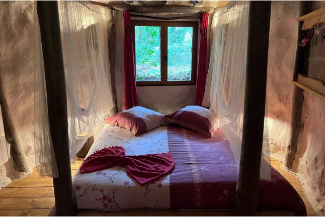 Séjour Insolite : Nuit dans La Cachette de Bilbo avec Massage Californien ou Ayurvédique (Fère-en-Tardenois, Aisne - 02)