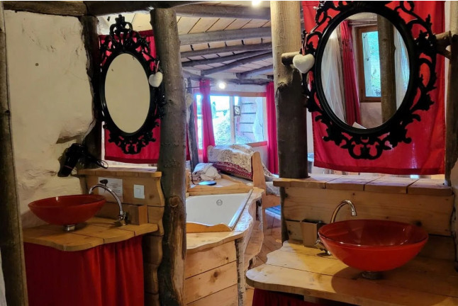 Séjour Insolite : Nuit dans La Cachette de Bilbo avec Massage Californien ou Ayurvédique (Fère-en-Tardenois, Aisne - 02)