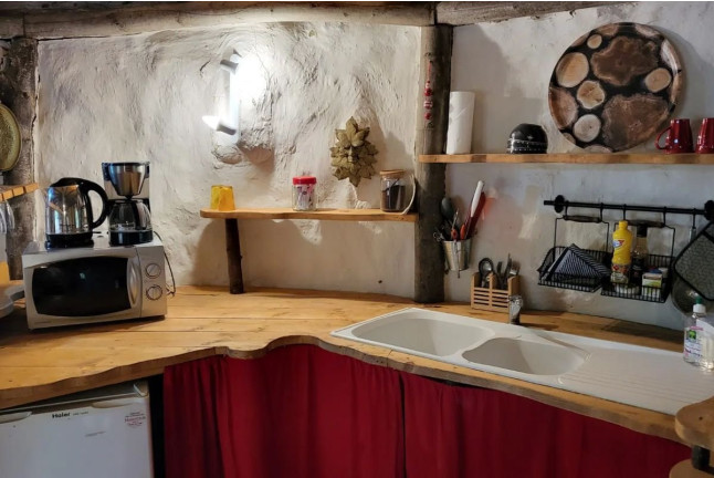 Séjour Insolite : Nuit dans La Cachette de Bilbo avec Massage Californien ou Ayurvédique (Fère-en-Tardenois, Aisne - 02)