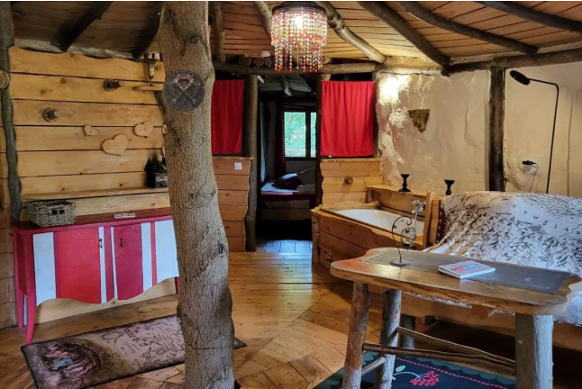Séjour Insolite : Nuit dans La Cachette de Bilbo avec Massage Californien ou Ayurvédique (Fère-en-Tardenois, Aisne - 02)