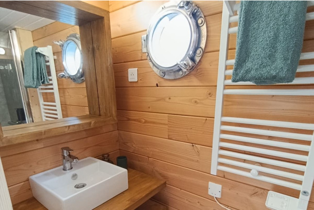 Séjour en Logement Insolite : Nuit sur La Toue Vent d'Anjou avec Petit-déjeuner (Angers, Maine-et-Loire- 49)