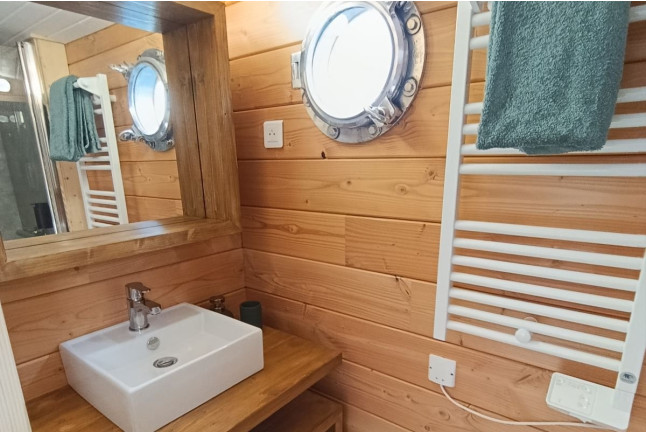 Séjour en Logement Insolite : Nuit sur La Toue Belle de Maine avec Petit-déjeuner (Angers, Maine-et-Loire- 49)