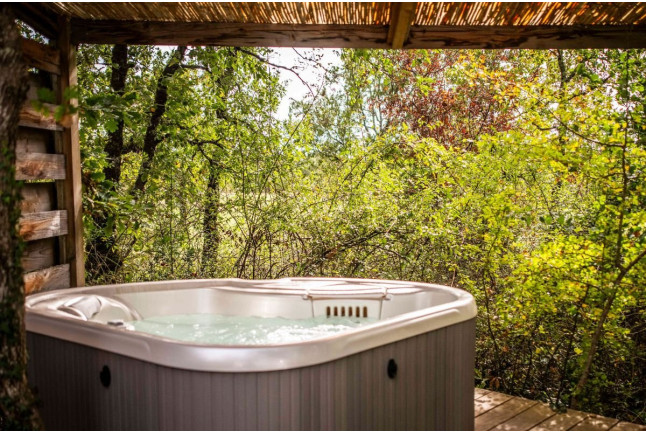 Séjour en Logement Insolite : Nuit dans une Bulle avec Petit-déjeuner et Spa Privatif au domaine Cœur de Bull (Cahuzac-sur-Vère, Tarn - 81)