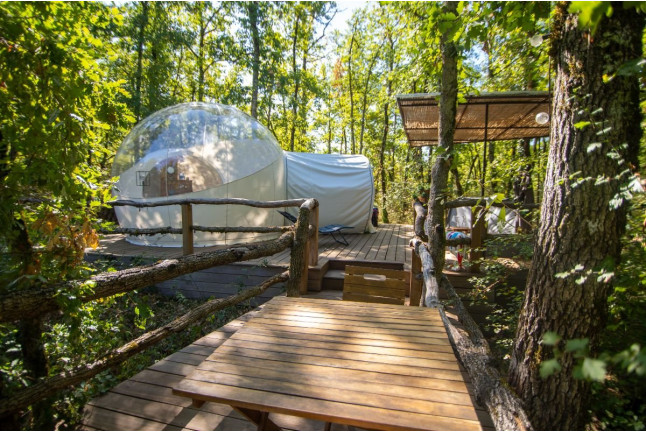 Séjour en Logement Insolite : Nuit dans une Bulle avec Petit-déjeuner et Spa Privatif au domaine Cœur de Bull (Cahuzac-sur-Vère, Tarn - 81)