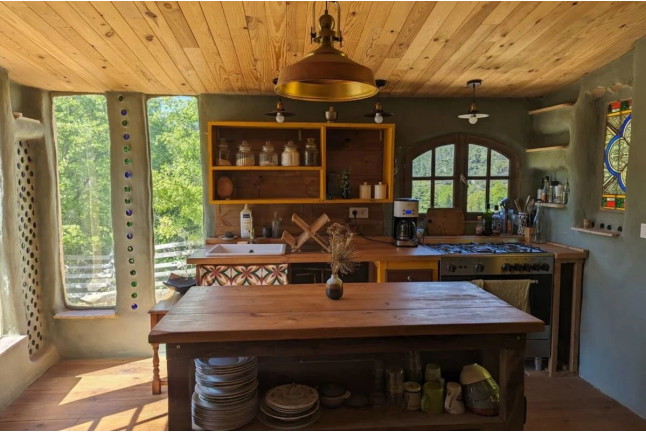 Séjour en Logement Insolite : 2 Nuits dans une Maison Organique à La Mauvaise Herbe (Barjols, Var - 83)